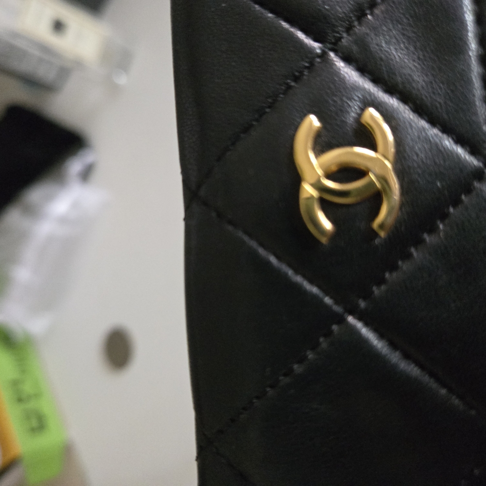 CHANEL Black Wallet with Gold Logo - Picture 4 of 7